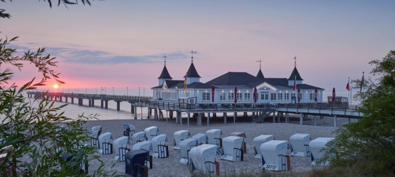 Die Seebrücke in Ahlbeck lädt zu romantischen Abendspaziergängen ein, © TMV/Grundner