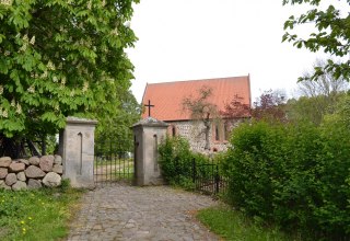 Eingangsbereich mit Sicht auf die Kirche, © Lutz Werner