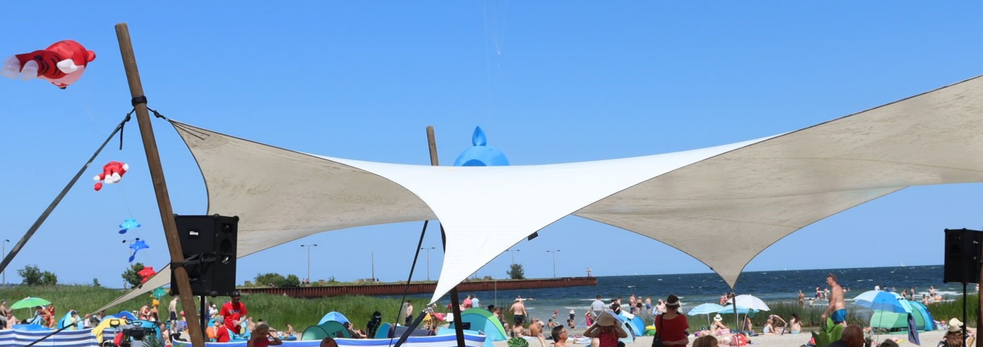 Bunte Drachen am Himmel, Strandlounge mit Blick auf die Ostsee, © Sabine Stöckmann