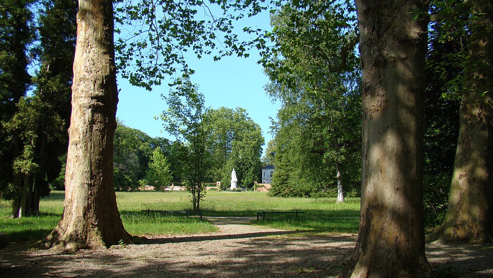 Uralte hohe Bäume umgeben den Grünhausgarten wie ein schützendes Spalier, © Tourismusverband Mecklenburg-Schwerin