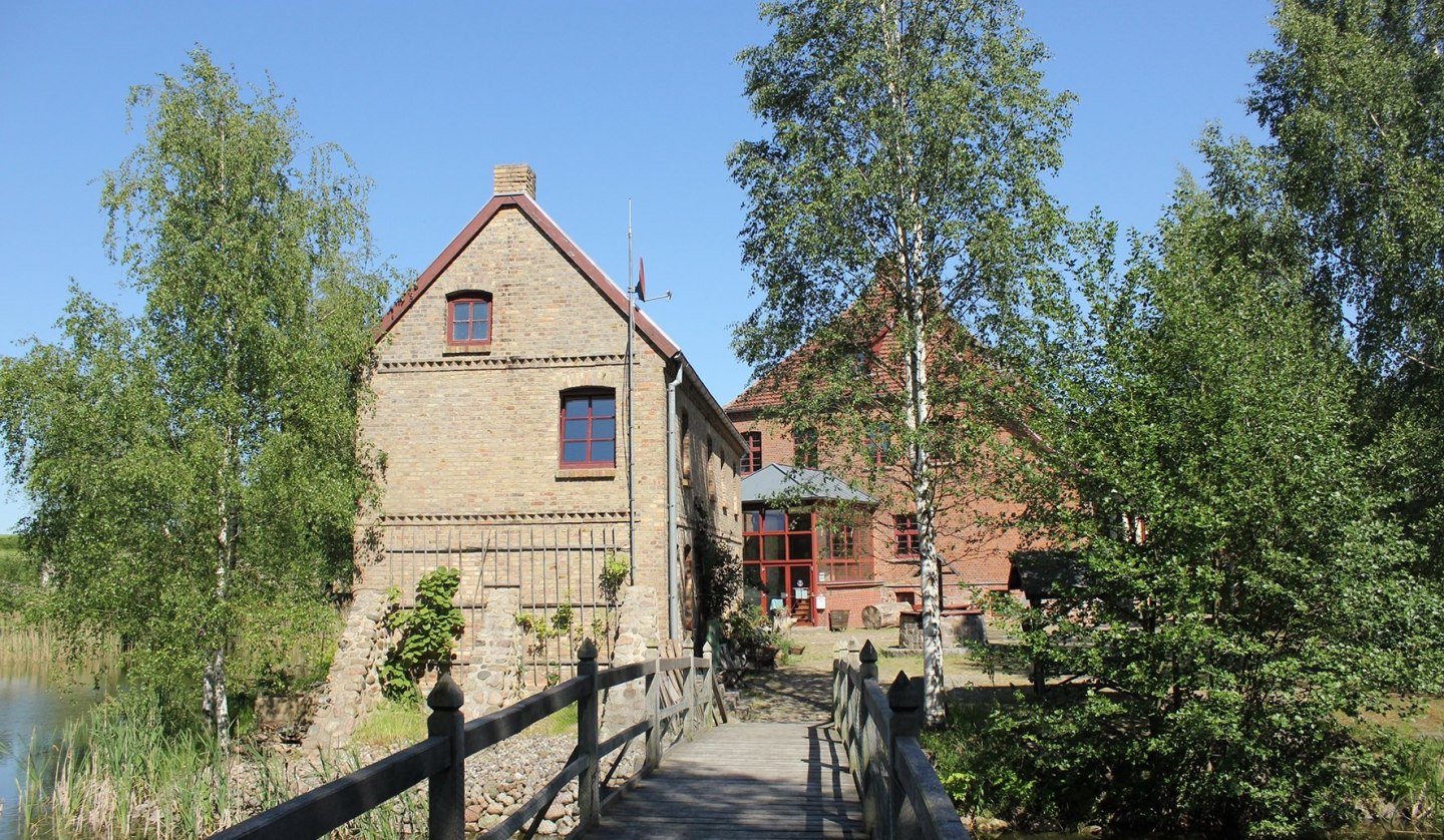 Die Wasserburg Liepen und das Gesindehaus kann man vom Park aus über eine kleine Holzbrücke erreichen., © Burmeister