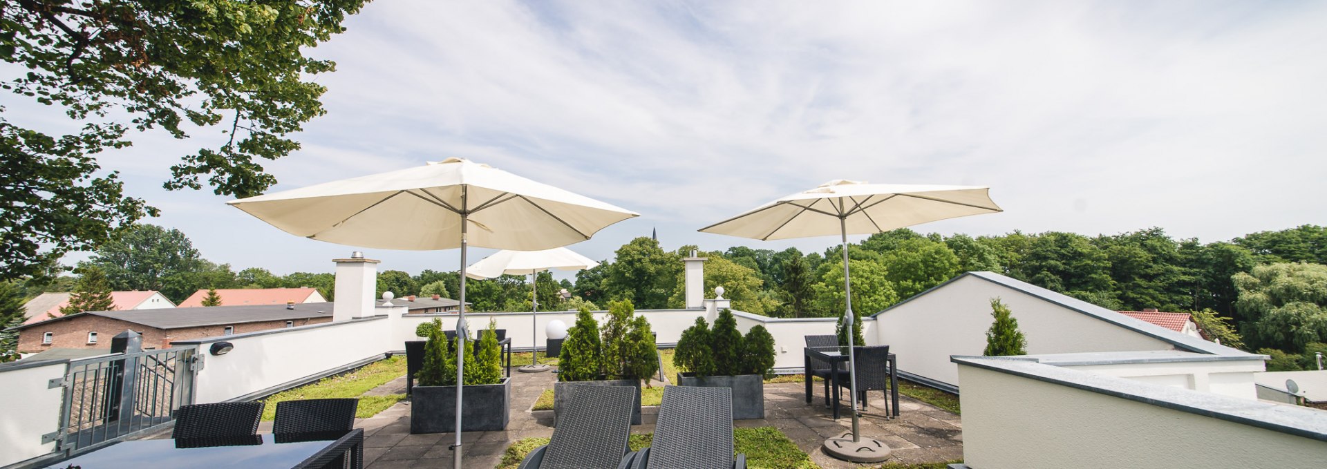 Die Dachterrasse der Gutshauses Krummin bietet einen einzigartigen Blick über das Dorf und steht allen Gästen ganzjährig zur Verfügung., © Gutshaus Krummin / Matthias Friel