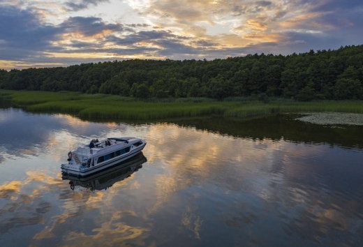 Ankern im Sonnenuntergang mit le boat, © Holger Leue