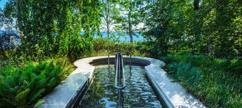 Wunderbares Wassertreten: In diesem Kneippbecken mit Meerblick in Göhren auf Rügen entspannt auch das Auge mit. , © TMV/Tiemann