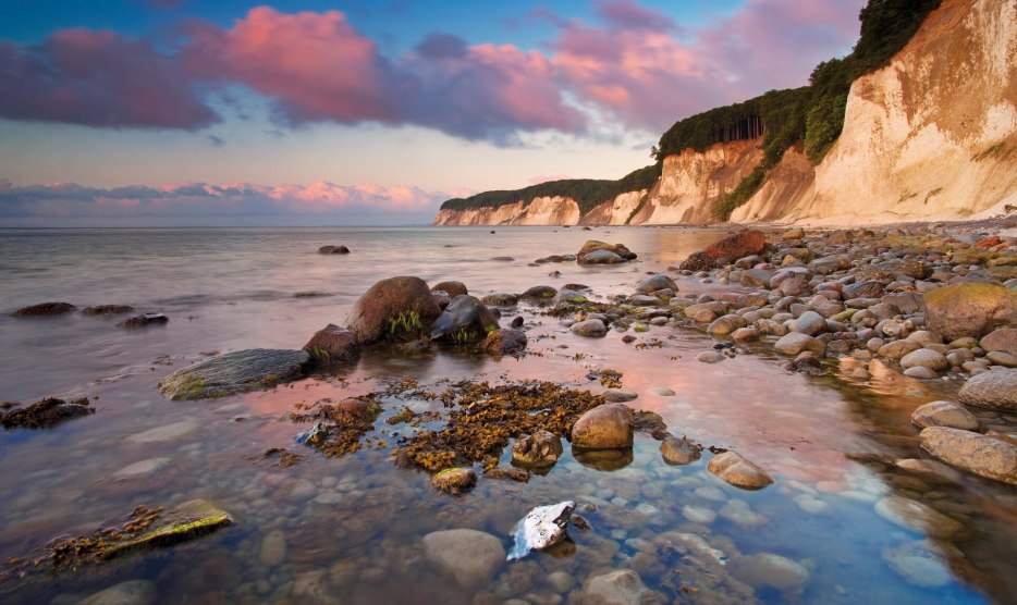 Pure Romantik: Mit uriger Kraft schuf die Natur in Jahrmillionen eines der bekanntesten Wahrzeichen Deutschlands - die bis zu 161 Meer aufragende Kreideküste im Nationalpark Jasmund auf der Insel Rügen., © TMV/Allrich