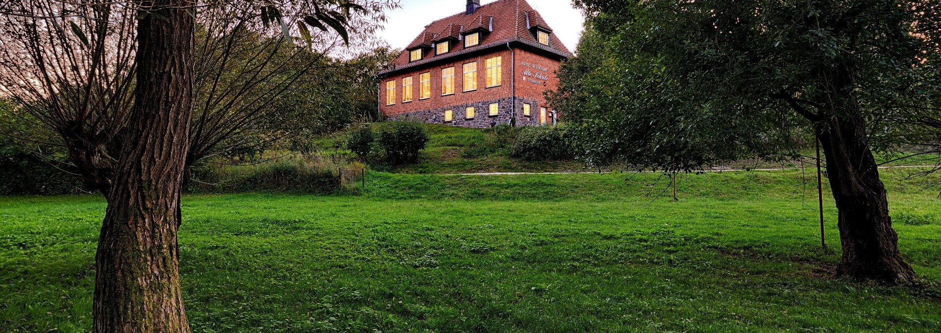 Das Hotel und Restaurant Alte Schule in Fürstenhagen mit Blick vom Dorfteich, © Roman Knie