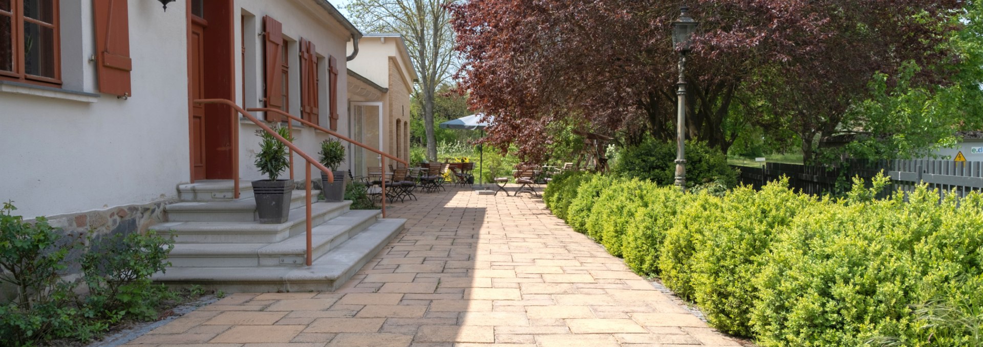 Blick zur Terrasse vom Café und Zugang zum Museum, © Rittergut Damerow / Lars Schönherr Fotografie