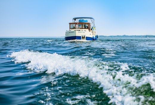 Tage- und wochenlang in Deutschlands Seenland unterwegs – die Große Rundtour ist mit 570 Kilometern eine Strecke voller Kontraste. Auf der Tour durchstreifen Freizeitskipper mit dem Hausboot zwei Bundesländer und drei Hauptstädte. Die Tour ist größtenteils ohne Bootsführerschein und am besten im Uhrzeigersinn befahrbar. , © TMV/Gänsicke