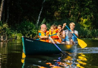 An die Paddel, fertig Spaß - in der Mecklenburgischen Seenplatte wird das Kanufahren zum Abenteuer, © TMV/Roth