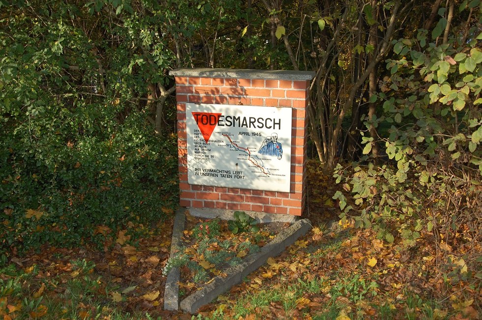 Am Ende der original erhaltenen Teerstraße mit Panzerspuren steht eine weitere Gedenktafel., © Gabriele Skorupski