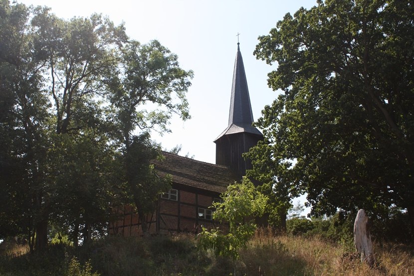 Seitenansicht der Fachwerkkirche, © Mecklenburgische Kleinseenplatte Touristik GmbH