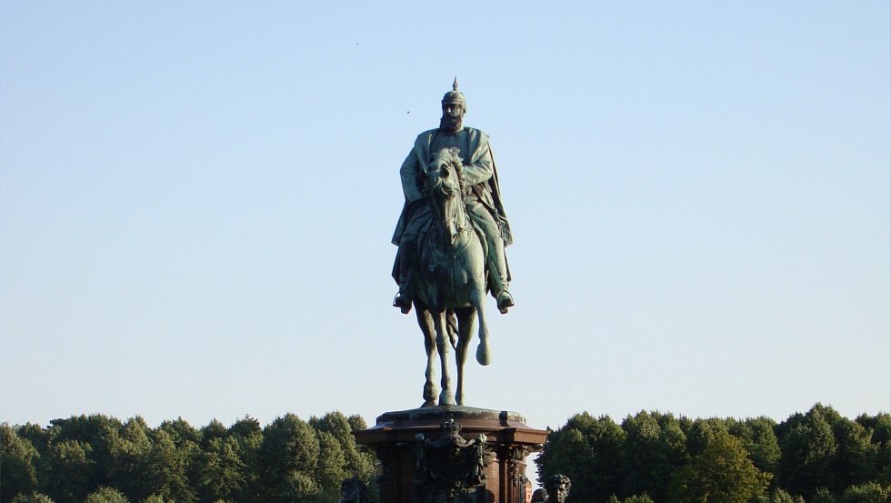 Das Reiterstandbild im Schlossgarten im Abendlicht, © Tourismusverband Mecklenburg-Schwerin