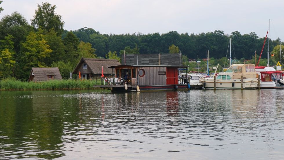 Ein Hausboot steht auf dem Heidensee in Schwerin. Der Heidensee liegt zwischen dem Schweriner See und dem Ziegelsee., © TMV/Sebastian Hugo Witzel