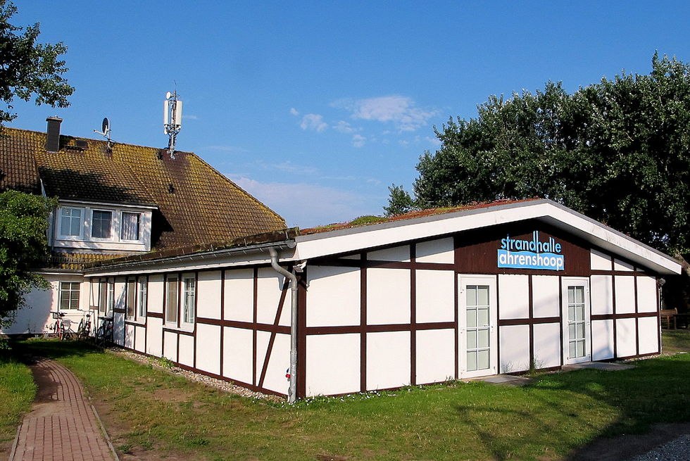 Gästehaus und Strandhalle Ahrenshoop, © Kurverwaltung Ahrenshoop · Foto Andrea Krüger