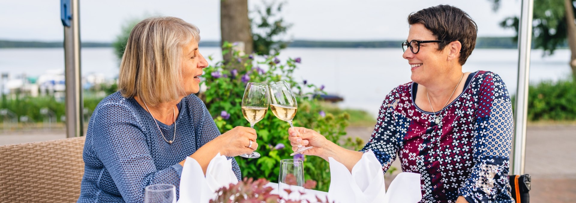 Ein ereignisreicher Tag geht zu Ende. Darauf wird angestoßen., © TMV/Gross