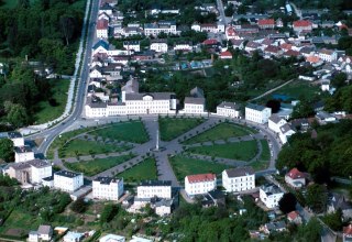 Der Circus Putbus wird im Rondell von weißen klassizistischen Bauten umsäumt. In der Mitte steht der 19 m hohe Obelisk., © Tourismuszentrale Rügen