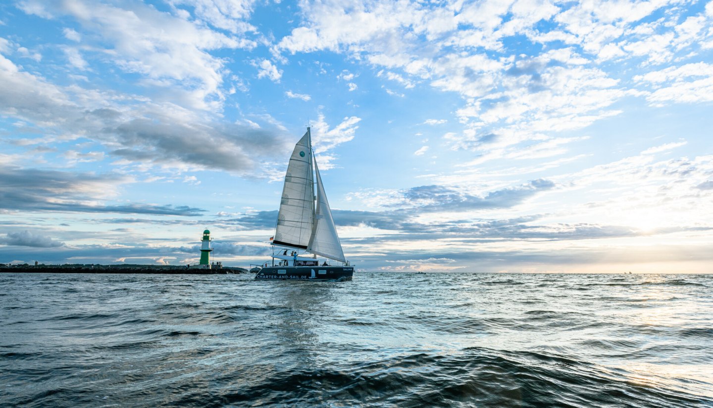 Segeltörn bei Sonnenuntergang auf der Warnow in Warnemünde, © TMV/Tiemann