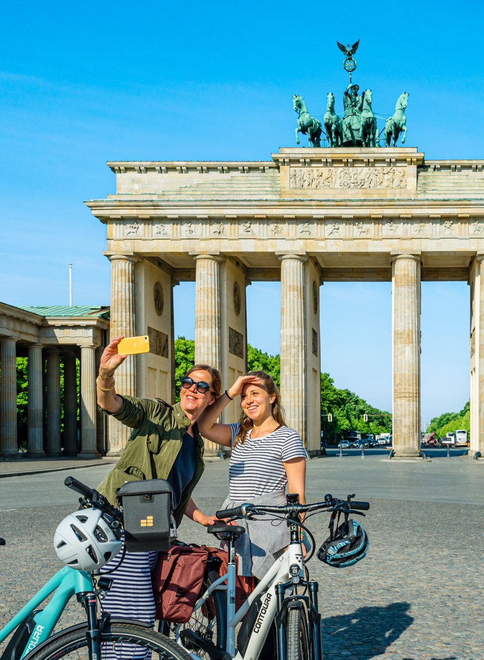Mutter und Tochter am Brandenburger Tor in Berlin, © TMV/Tiemann