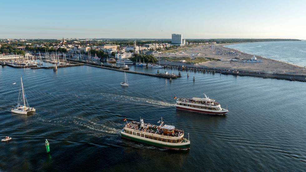 Ostsee vor Warnemünde mit Blick auf den Strand und Hotel NEPTUN, © Hotel NEPTUN