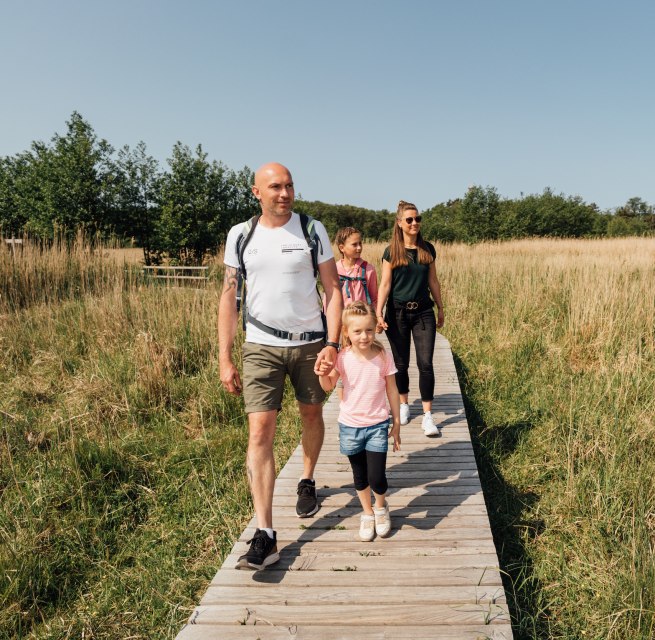 Im Nationalpark Vorpommersche Boddenlandschaft geht die Familie auf eine spannende Entdeckungstour inmitten unberührter Natur.