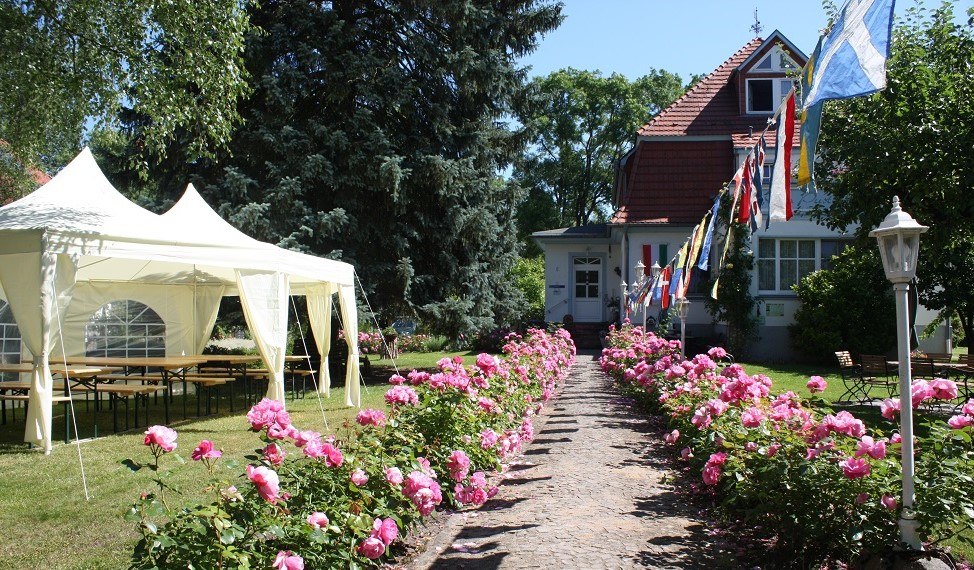 Villa Pusteblume mit Kaffegarten und Ausstellung historischer Blechspielzeuge und Musikinstrumente, © Mecklenburgische Kleinseenplatte Touristik GmbH