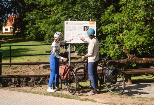 An zentralen Orten der Route finden Frauke und Wolf Informationen zu den Malern und der Region., © TMV/Gross