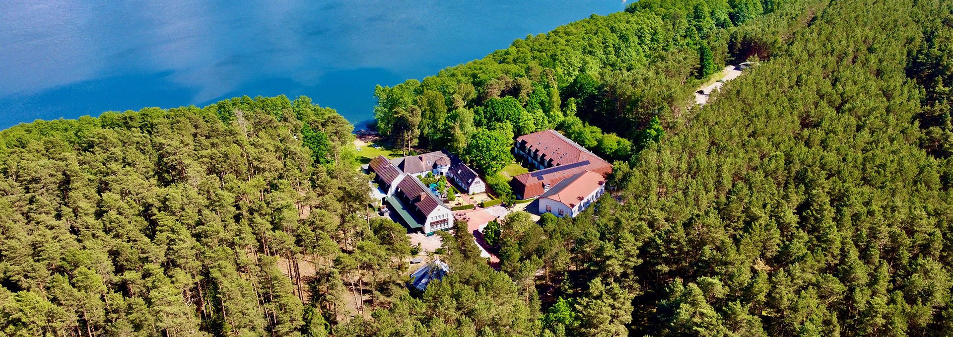 Eingebettet im Müritz-Nationalpark, am Großen Labussee. Mehr Platz geht nicht!, © Familotel Borchard´s Rookhus