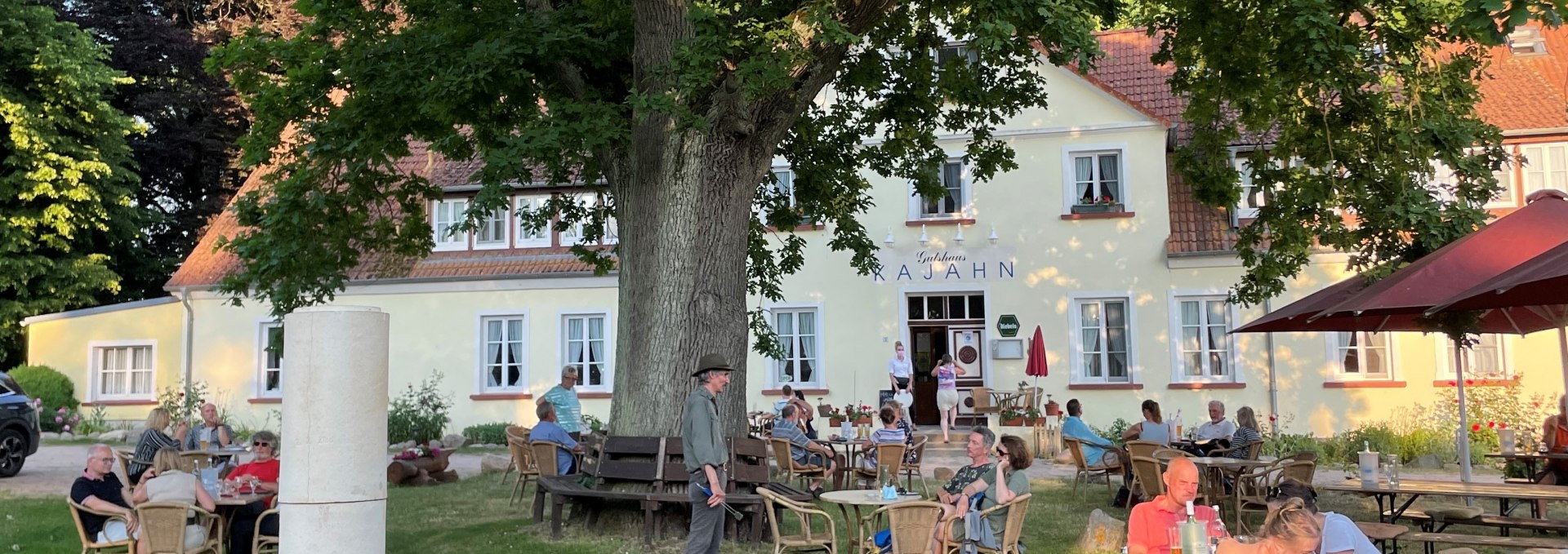 Sitzgelegenheiten unter der Eiche vor dem Gutshaus., © Maximilian Kajahn