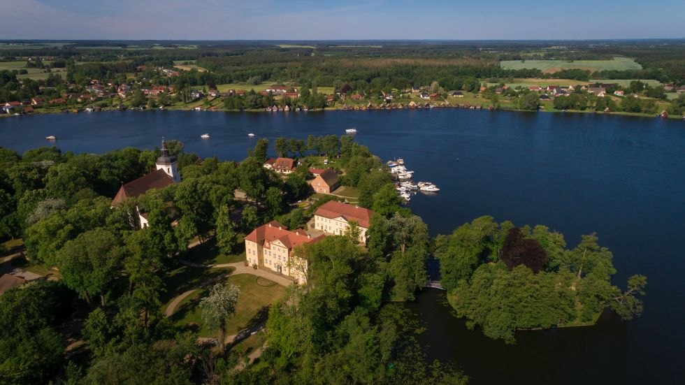 Schloss Mirow mit dem glitzernden Mirower See im Hintergrund, © TMV/Myroad