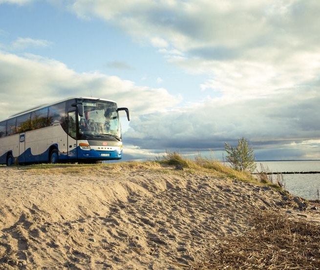 Von den Metropolen Deutschlands aus geht´s mit Bussen preisgünstig und umweltfreundlich bis an die Ostsee., © Usedomer Bäderbahn GmbH