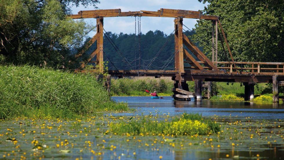 die alte Holzklappbrücke in Nehringen über der Trebel verbindet Mecklenburg und Vorpommern miteinander, © TVV/Grundner