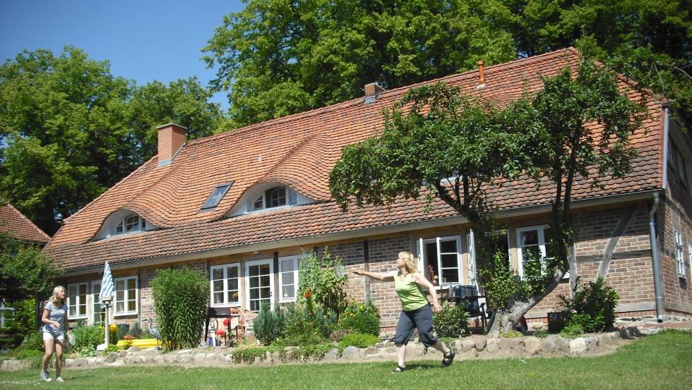 Im großen Garten mit Liege- und Tobewiese gemeinsam aktiv sein, © Landhaus im Grünen/Kästner