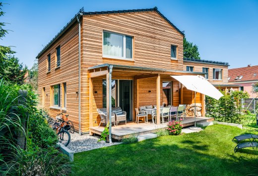 Natürlich aus Holz! Für die Geraschs nicht nur ein nachhaltiger Baustoff für ihre Ferienhäuser auf Usedom, sondern auch Inbegriff von Feriengefühl., © TMV/Tiemann