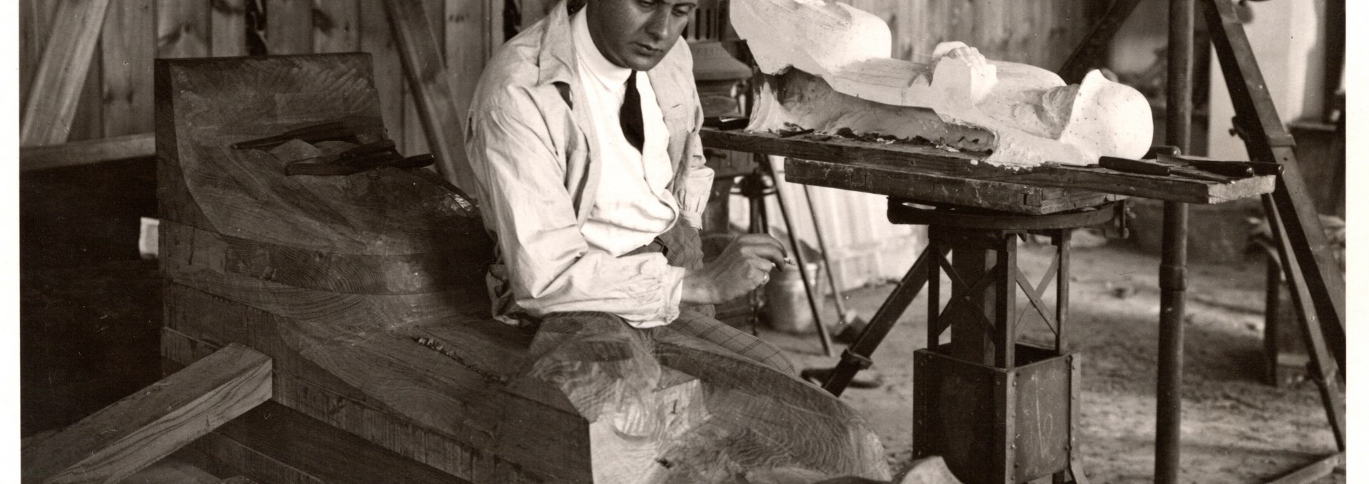 Bildnachweis: Bernhard Böhmer an der Holzskulptur „Magdeburger Ehrenmal“ (1928/29) von Ernst Barlach in dessen Atelier in der Walkmühlenstraße 21 in Güstrow, Güstrow 1929 © Ernst Barlach Stiftung, Foto: Berthold Kegebein, © Bildnachweis: Bernhard Böhmer an der Holzskulptur „Magdeburger Ehrenmal“ (1928/29) von Ernst Barlach in dessen Atelier in der Walkmühlenstraße 21 in Güstrow, Güstrow 1929 © Ernst Barlach Stiftung, Foto: Berthold Kegebein