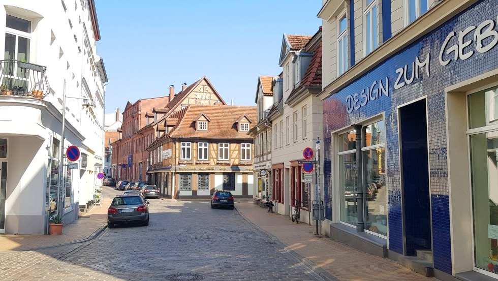 Blich durch die Puschkinstraße auf das historische Weinhaus Wöhler, © Weinhaus Wöhler