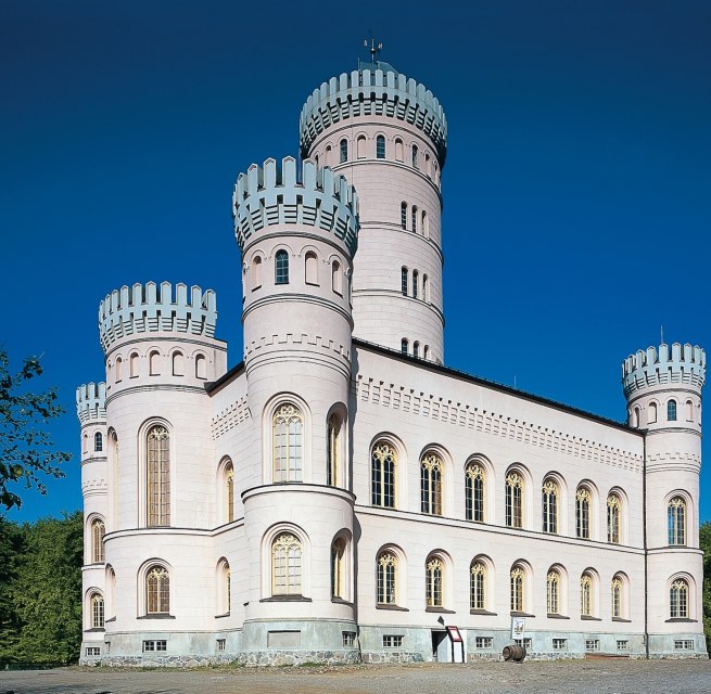 Jagdschloss Granitz bei strahlendem Sonnenschein, © Jagdschloss Granitz, Foto: Thomas Grundner © SSGK M-V