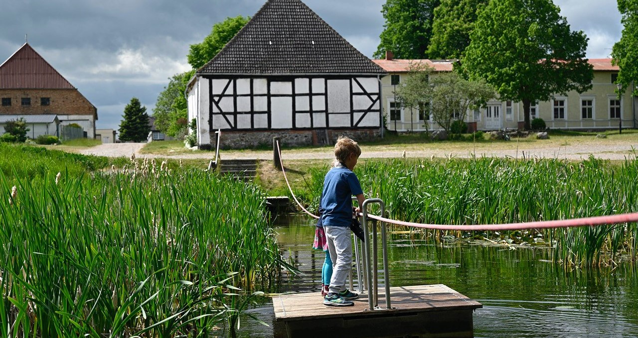 Mit dem Floß über den Teich im Gutspark Schlatkow, © WERK Gut WOHNEN Schlatkow