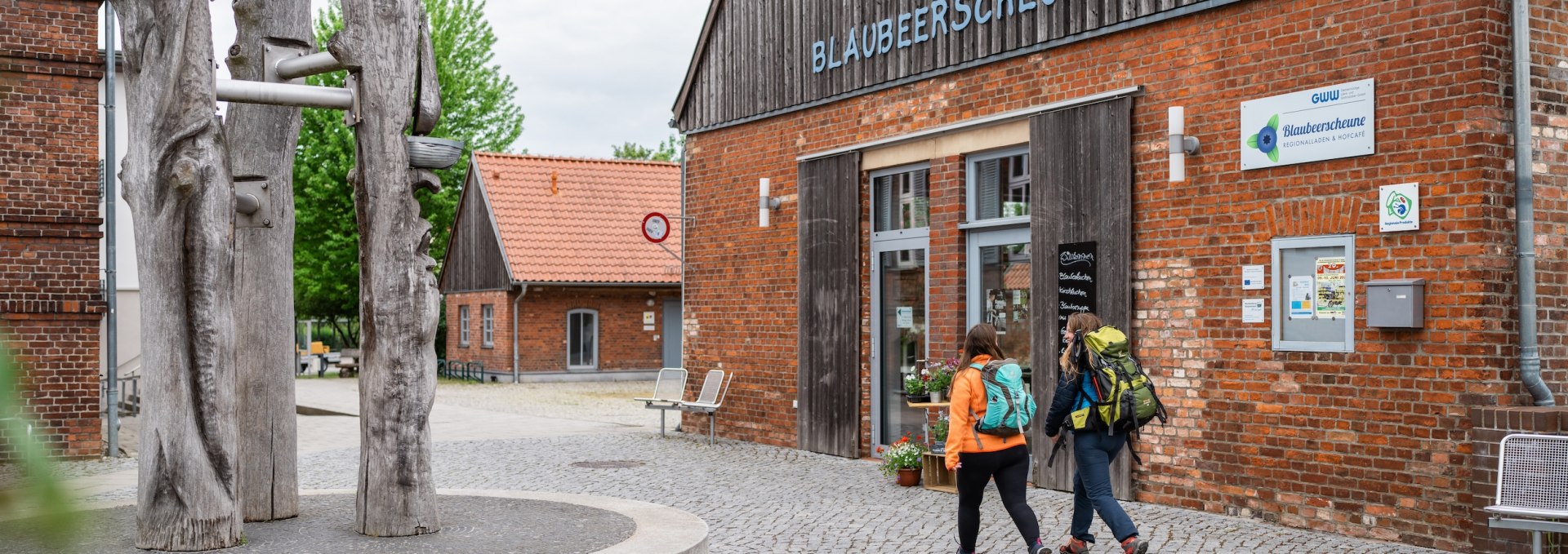 In der Blaubeerstadt Eggesin eröffnete 2006 in einem historischen Vierkanthof die Blaubeerscheune. Sie ist Café und Hofladen zugleich. Da müssen die beiden Freundinnen natürlich vorbeischauen! , © TMV/Gross