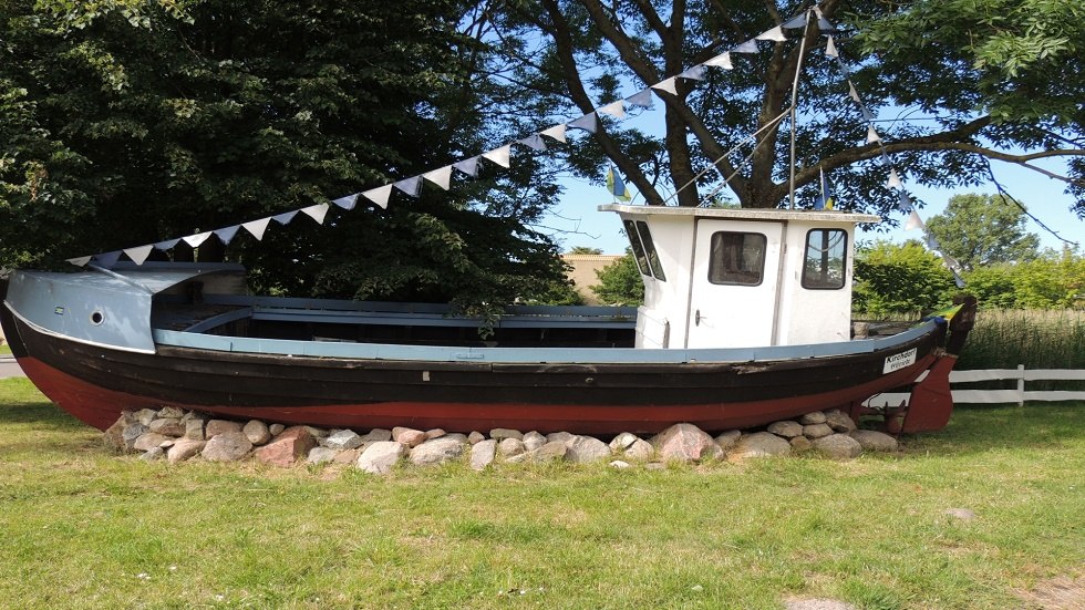 altes Fischerboot vor dem Dorfteich, © Kurverwaltung Insel Poel