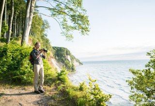 Im Einklang mit der Natur: Entdeckungsreise entlang des Hochuferwegs im majestätischen Nationalpark Jasmund, umgeben von den imposanten Kreidefelsen., © TMV/Roth