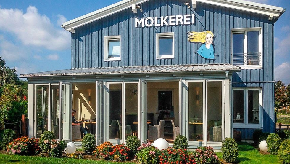 Vorderansicht der Molkerei Poseritz mit Hofladen und Café, © Dr. Sylva Rahm-Präger