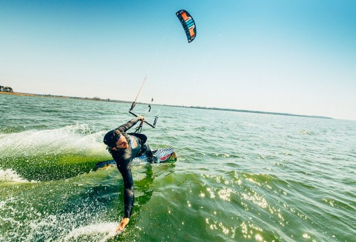 Kitesurfer im Saaler Bodden bei Sonnenschein, © Supremesurf/Dan Petermann