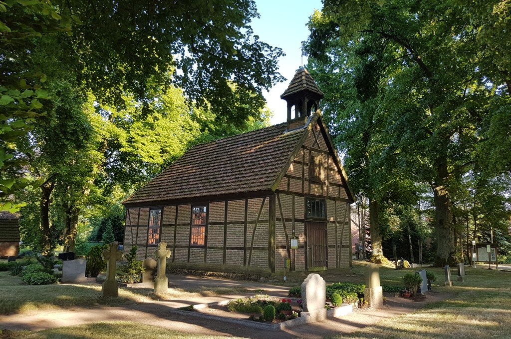 Rechteckige Fachwerkkirche in der Mitte des Dorfes Alt Damerow in unmittelbarer Nähe des Freilichtmuseums Pingelhof., © Copyright Foto: Lewitz e.V.