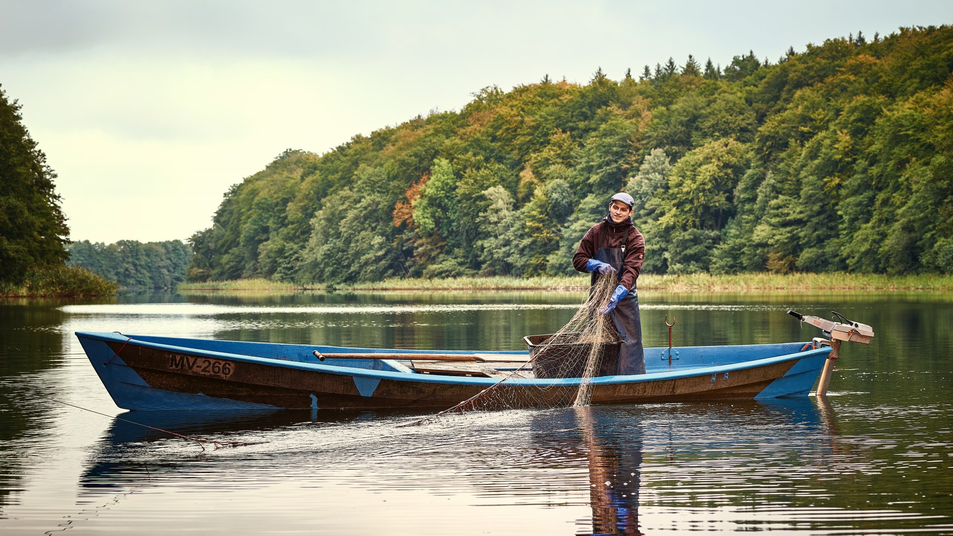 Fischer in der Mecklenburgischen Seenplatte zieht gerade seine Netze ein, © TMV/pocha.de