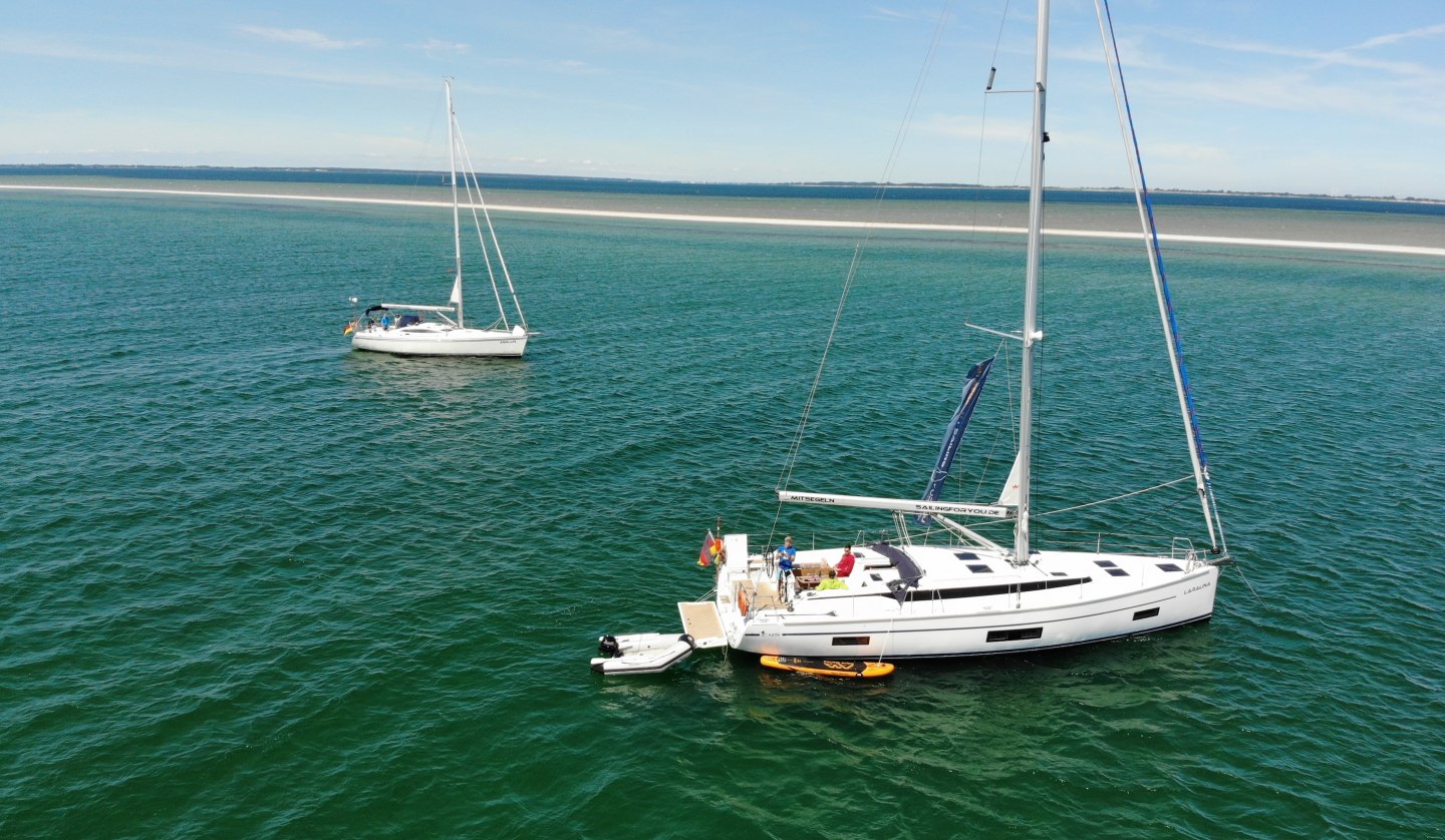 Segeltörn auf der Ostsee mit sailingforyou . Die Segelyacht LARALINA ankert vor der Dänischen Insel Ròdsand, © Jan Möller