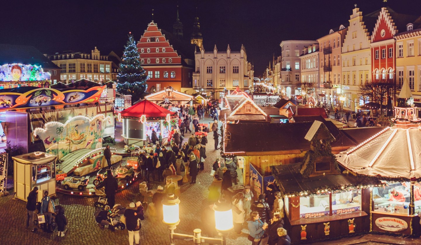 Auch dieses Jahr lockt der Greifswalder Weihnachtsmarkt wieder mit seinem gemütlichen Altstadtcharme und seiner besinnlichen Atmosphäre. Ab dem 28. November kann in die Welt des Greifswalder Weihnachtszaubers eingetaucht werden, wenn sich der Historische Marktplatz inmitten der Altstadt wieder zum Weihnachtsmarkt verwandelt., © Wally Pruß