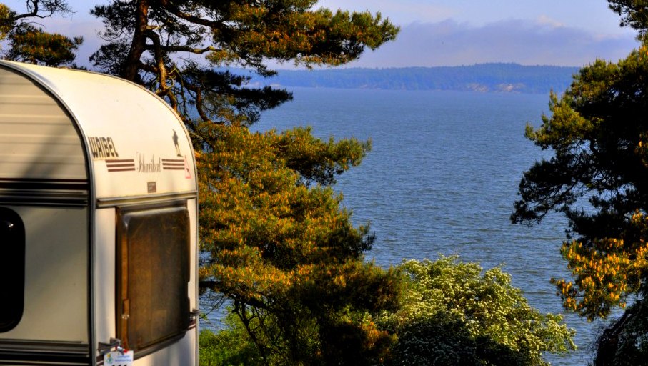 Übernachten mit Blick auf den Bodden, © Campingplatz & Ferienhausanlage Banzelvitz