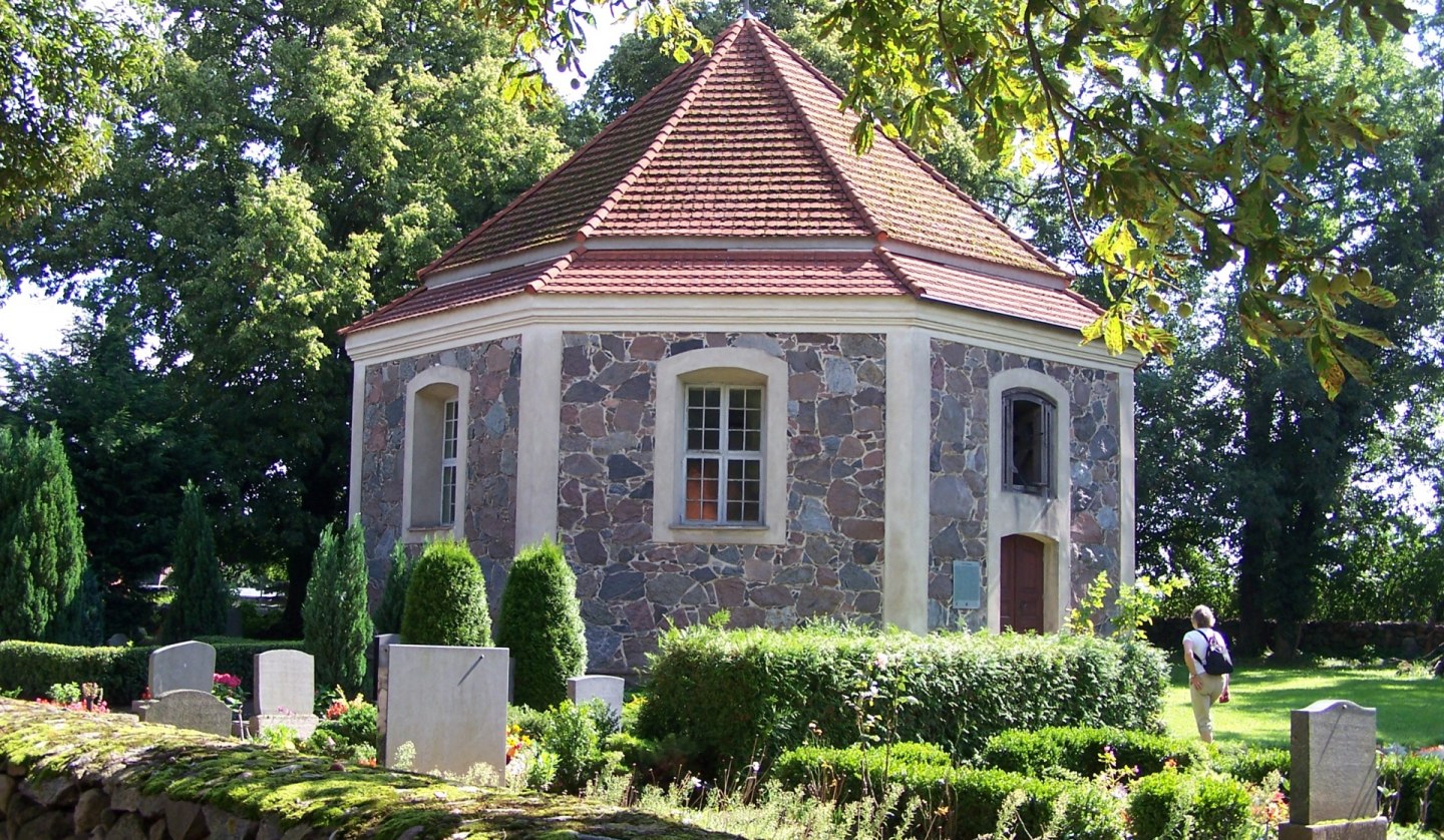 Die achteckige Kirche bietet schon durch ihren Grundriss eine architektonische Besonderheit, © Kurverwaltung Feldberger Seenlandschaft