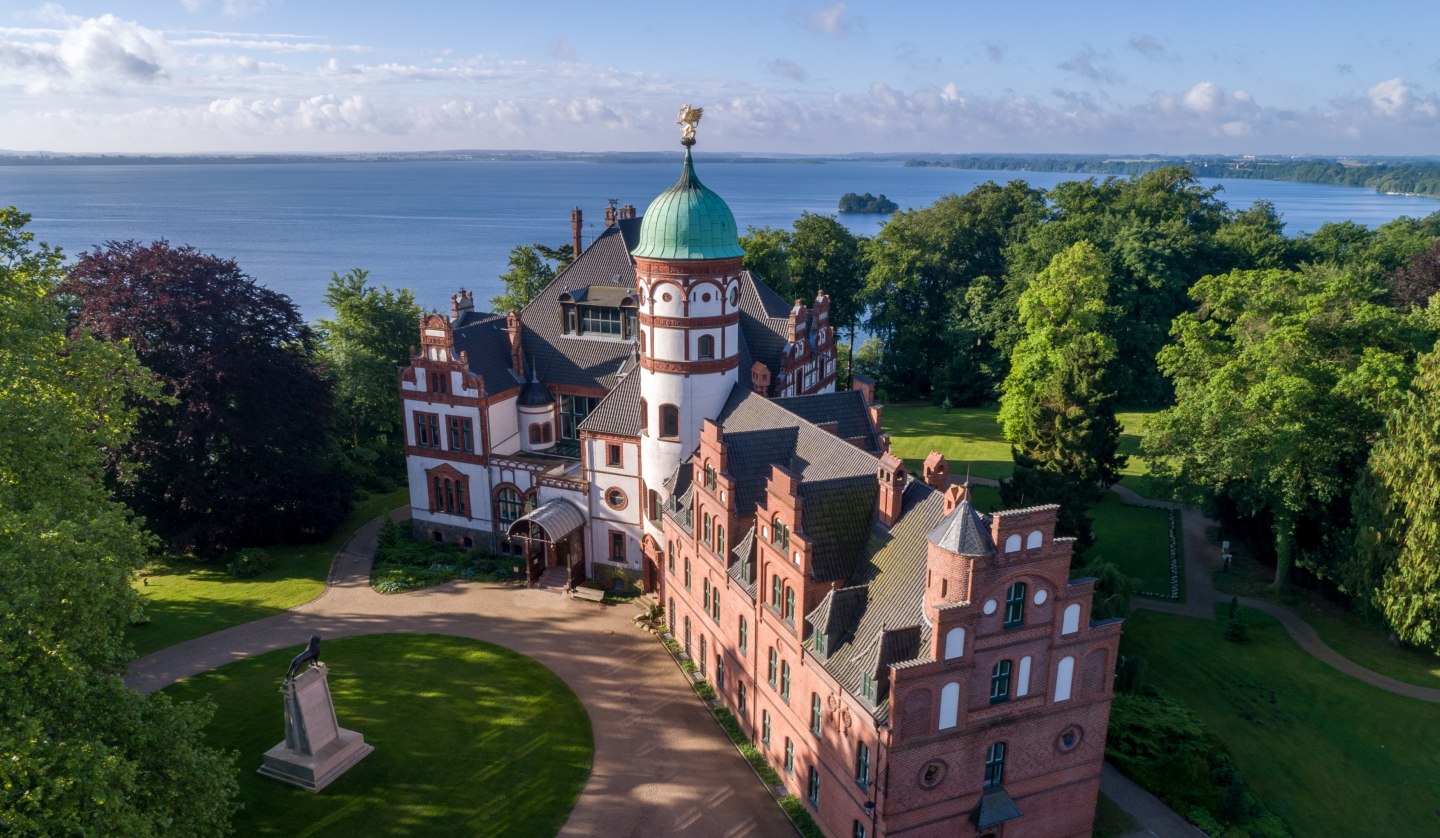 Außenansicht Schloss Wiligrad aus der Vogelperspektive, © SSGK MV / Funkhaus Creative