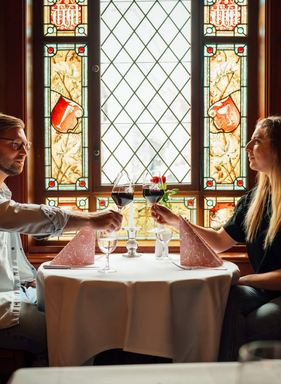 Ein Paar im Restaurant Wöhler stößt mit Wein an